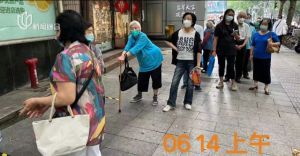 上海多家银行天天排队爆满 全是不会手机支付老人