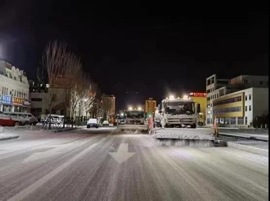 风大雪大,但这座城市里处处是暖心的身影. 城管奋战清雪