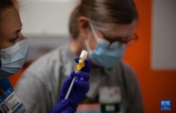 7月25日，美国医护人员准备注射猴痘疫苗。新华社图
