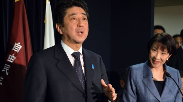 资料图片:高市早苗与安倍晋三.(新华社/法新)