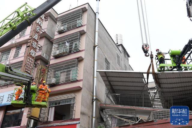 新华社记者进入核心救援现场蹲守一夜,一起来了解长沙居民自建房倒塌