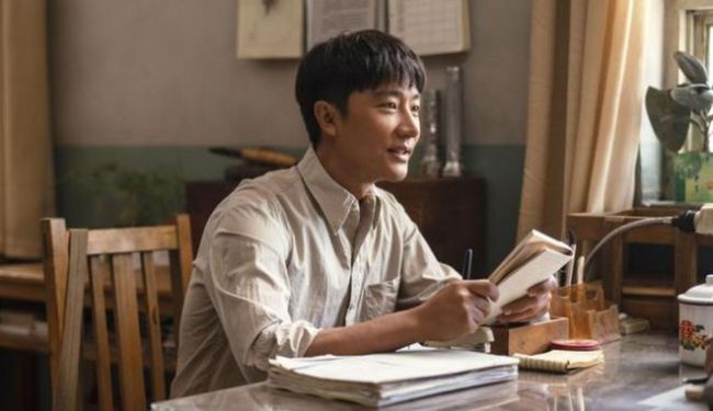 黄轩比王凯小3岁,两人基本在2007年前后参演影视作品,作为80后演员
