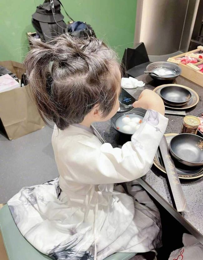 baby晒儿子背影照 小海绵长大不少脑袋圆滚滚