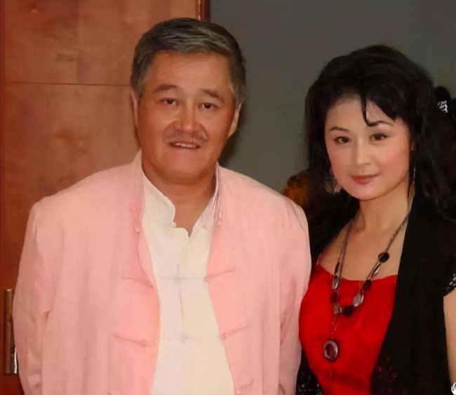 赵本山夫人现身于月仙遗体告别仪式赵本山未现身