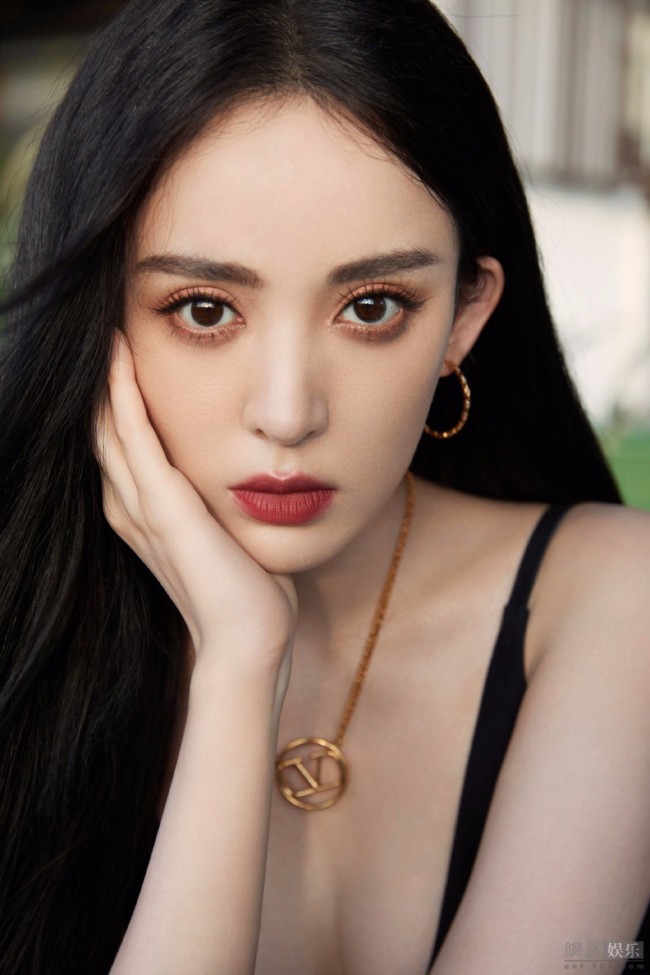 娜扎穿深v露背裙秀身材长发如墨现回眸杀