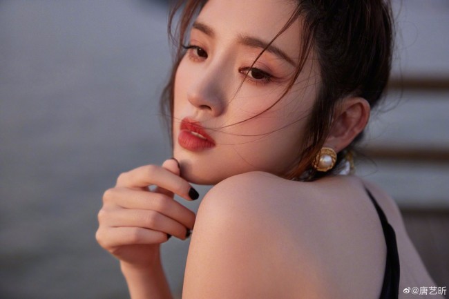 唐艺昕荷塘边拍写真穿紧身黑裙秀美背美肩
