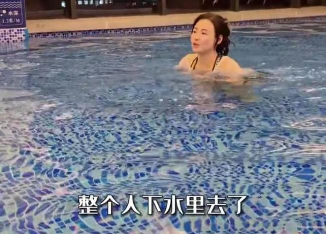 42歲張柏芝曬游泳視頻皮膚白皙 拍攝者意外出鏡