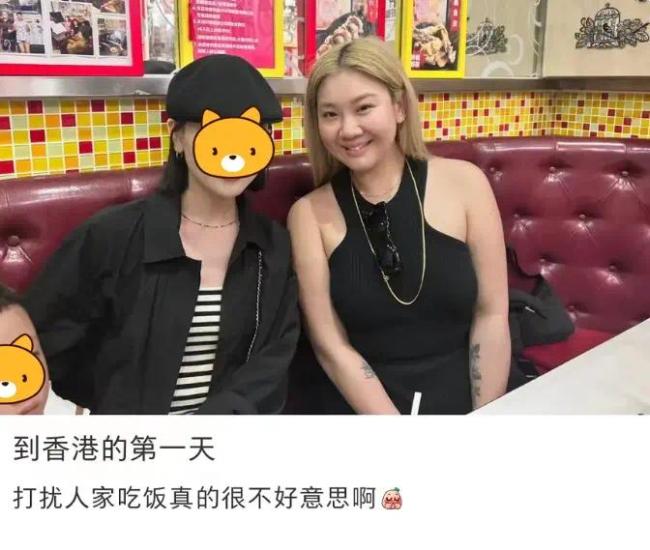 状态很好啊！网友香港餐厅偶遇郑欣宜 对镜甜笑