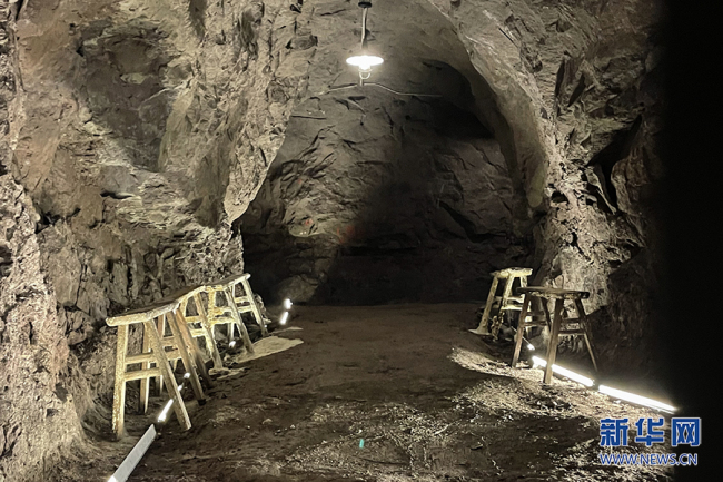 十八梯人防遗址保留展示了抗战时期防空洞最原始的面貌.