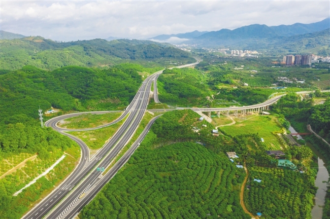 山海高速铺筑致富提速路