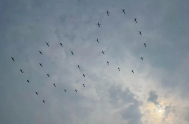 庆祝中共建党100周年北京上空的战机编队演练结束