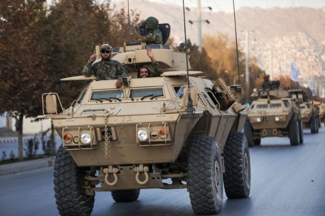 阿富汗塔利班在阅兵式上展示缴获美制装甲车
