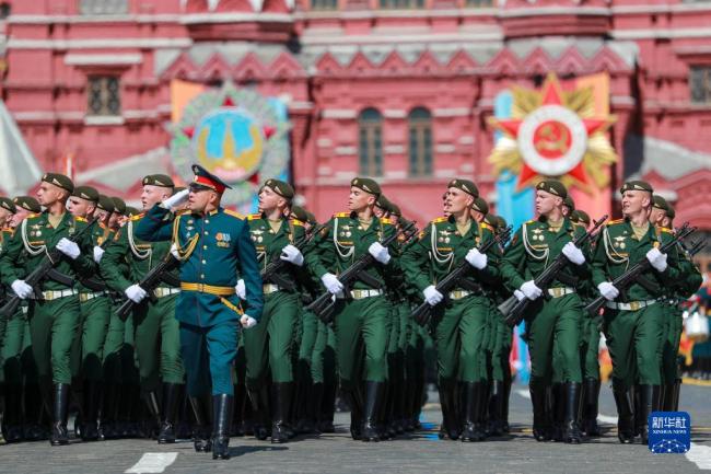 5月9日，地行为在俄罗斯都城莫斯科，行系兵士排队走过红场。俄罗