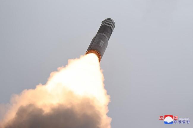 朝鲜试射“火星炮-18”洲际弹道导弹 金正恩现场指点导弹试射 称将持续接纳步履直到美韩丢弃仇视政策