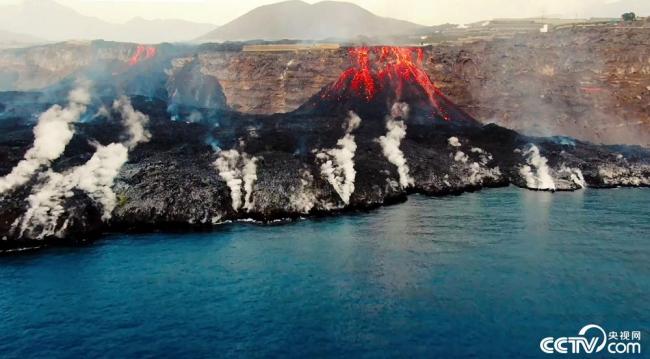 西班牙火山喷发形成新的海岸线