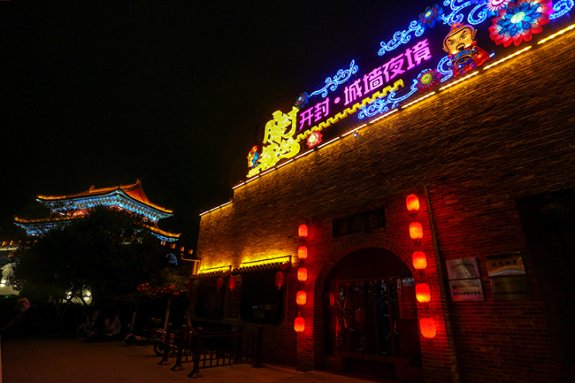 母亲河畔的中国媒体记者赞开封古城墙夜景宛如时空隧道式穿越体验