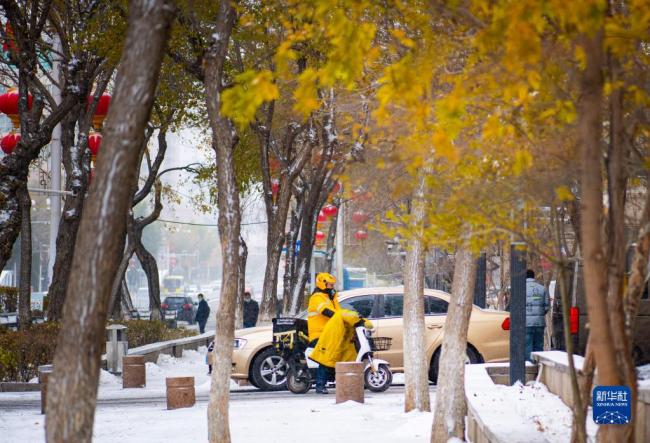 寒潮来袭 乌鲁木齐降温降雪