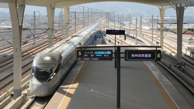 图为运行试验列车驶入台州站 新华社记者魏一骏摄