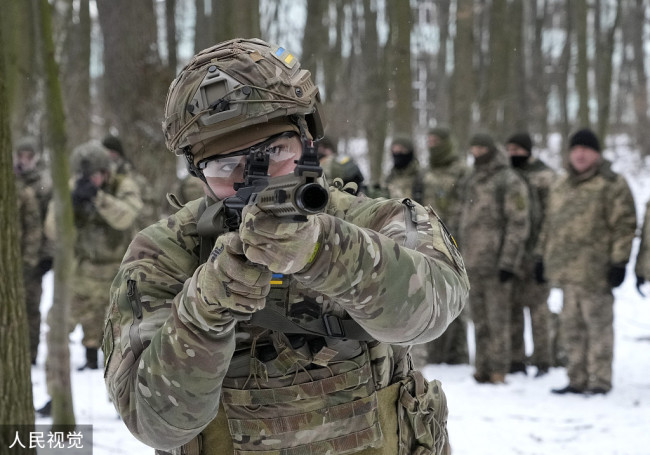 乌克兰民兵组织在丛林中进行军事训练