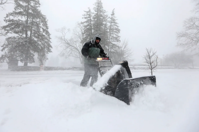 美国东北部遭受暴风雪袭击超10万户停电