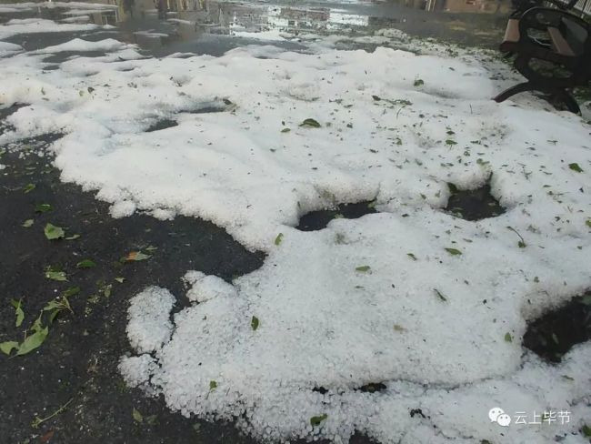 厚得像积雪贵州毕节突降冰雹铺满地面7