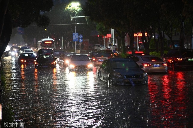 福建泉州遭遇强降雨 多辆汽车被淹熄火