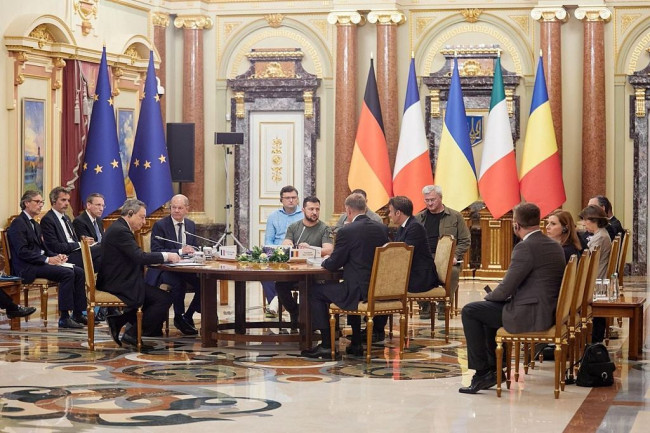 当地时间2022年6月16日，乌克兰基辅，法、德、意三国领导人访问当地。图为左起：意大利总理德拉吉、德国总理朔尔茨、乌克兰总统泽连斯基、法国总统马克龙、以及罗马尼亚总统克劳斯·约翰尼斯。
