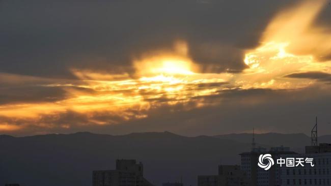 北京上空现火一样的云隙光 十分壮观