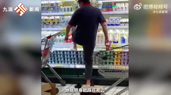 心态崩了超市员工脱袜子光脚踩冷藏牛奶网友我就喜欢嘴掀盖