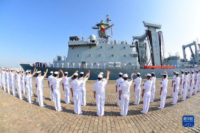 9月21日，中国海军第42批护航编队从山东青岛某军港解缆起航。这是官兵们在向可可西里湖舰挥手告别。新华社发（刘再耀 摄）