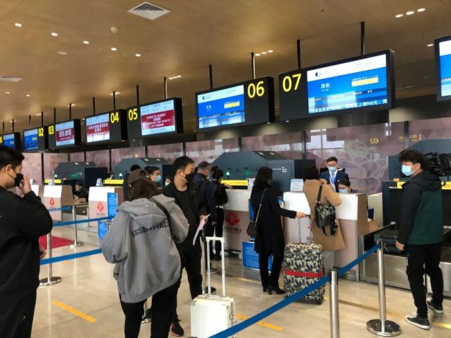 航站楼内搭乘菏泽飞往西安航班的旅客也已经办理好了登机手续,正在