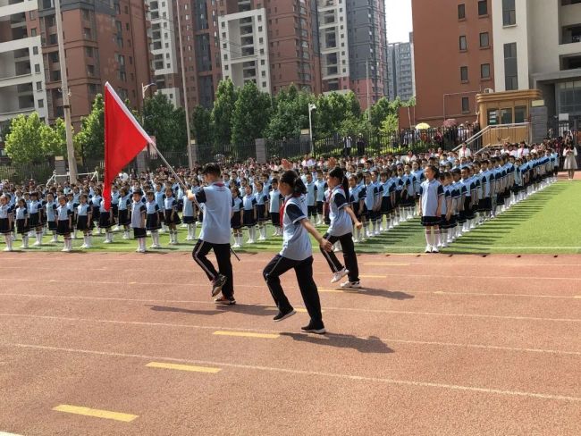 济南万象新天学校隆重举行"红领巾心向党,争做新时代好队员"首批新