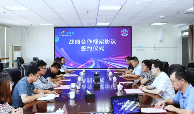 > 正文 碧桂园集团华中大区总经理刘焕伟和淄博职业学院副院长曾照香