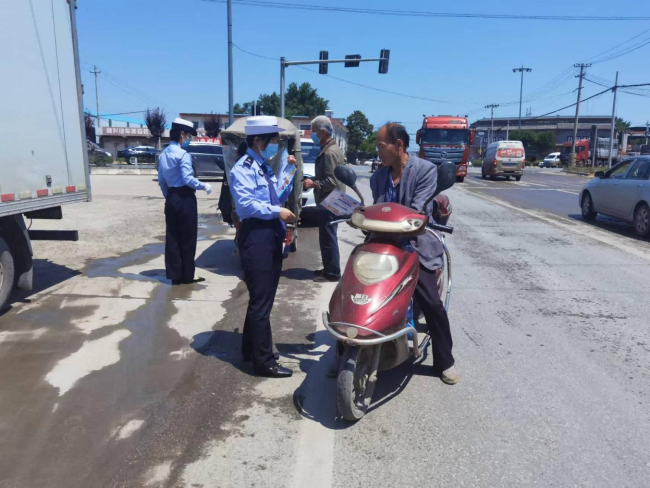 自觉养成"守法规知礼让,安全文明出行"的良好道路通行习惯,同时