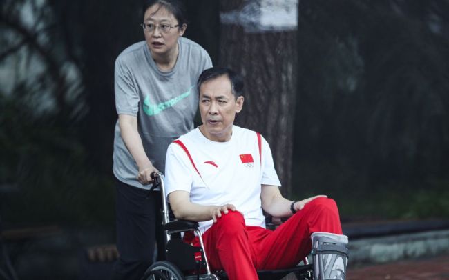 中国女篮兵发东京姚明抢镜，主帅许利民坐轮椅出征