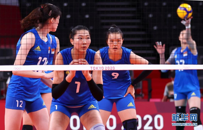 7月27日，中国队球员李盈莹（左一）、袁心玥（左二）、张常宁（左三）在比赛中做好戍守筹办。