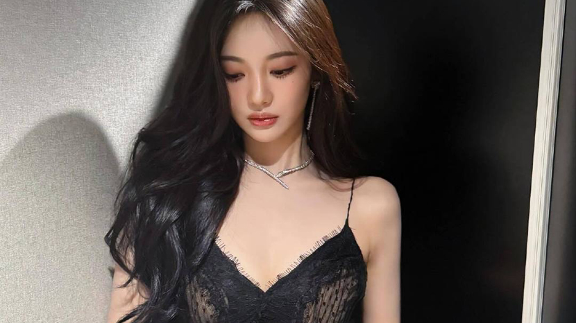 宁艺卓穿黑色蕾丝吊带裙身材窈窕 双手托脸又纯又欲