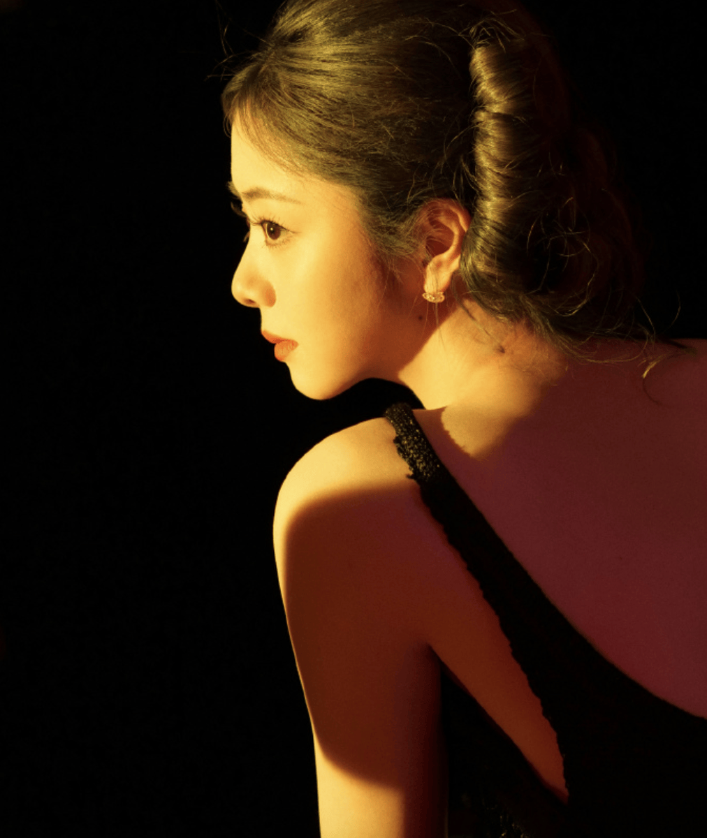 谭松韵复古盘发利落精致 光影下尽显明艳多变