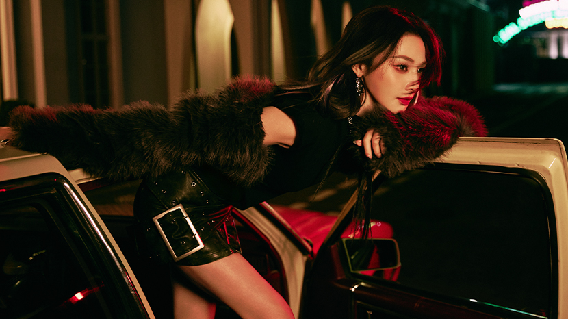 彭小苒穿镂空连体衣身材火辣 抬手遮眸尽显飒媚气场