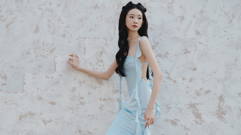 张艺凡穿淡蓝长裙温柔娇俏 抬眸浅笑慵懒又松弛