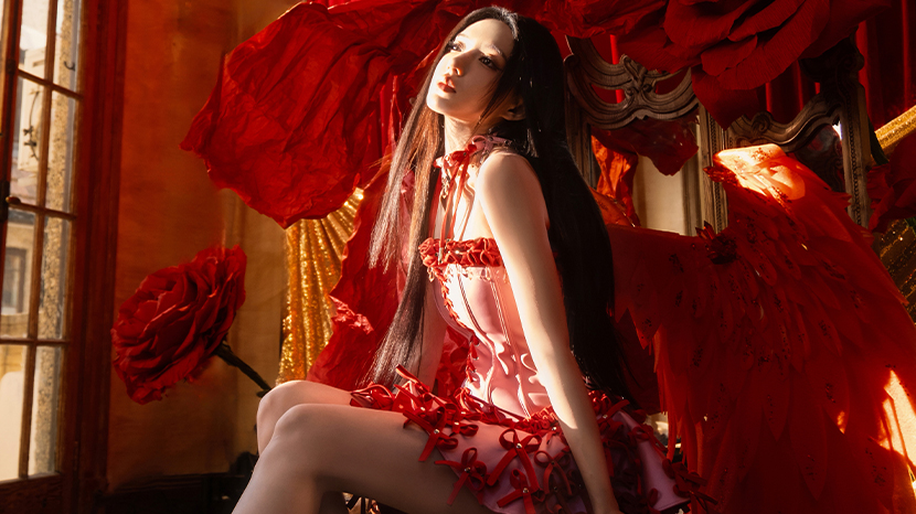 程潇穿粉红短裙配长直发置身红玫瑰间 暗黑童话风造型惊艳吸睛