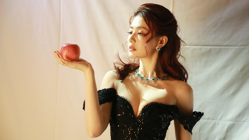 徐璐穿黑色深V裙身材曲线曼妙 卷发造型慵懒性感