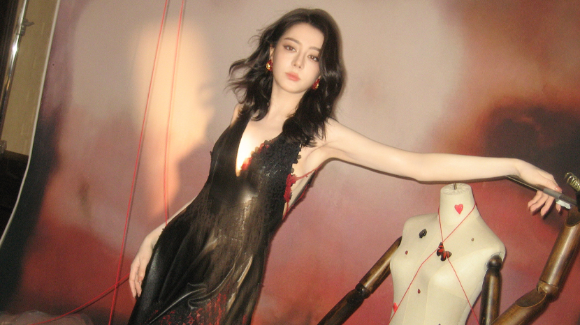 迪丽热巴化身提线木偶女郎！穿黑色深V裙性感吸睛