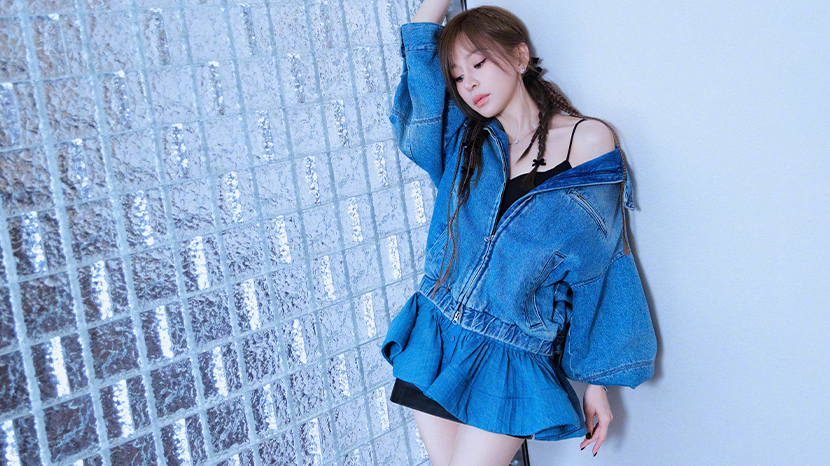 王心凌穿蓝色牛仔连衣裙清新靓丽！大方秀香肩美腿好性感