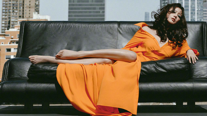 马思纯穿搭松弛神态冷艳 卷发造型演绎酷飒都市风情