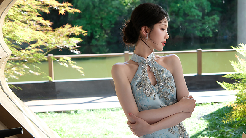 陈都灵身穿浅蓝色新中式旗袍 清冷温婉尽显东方韵味