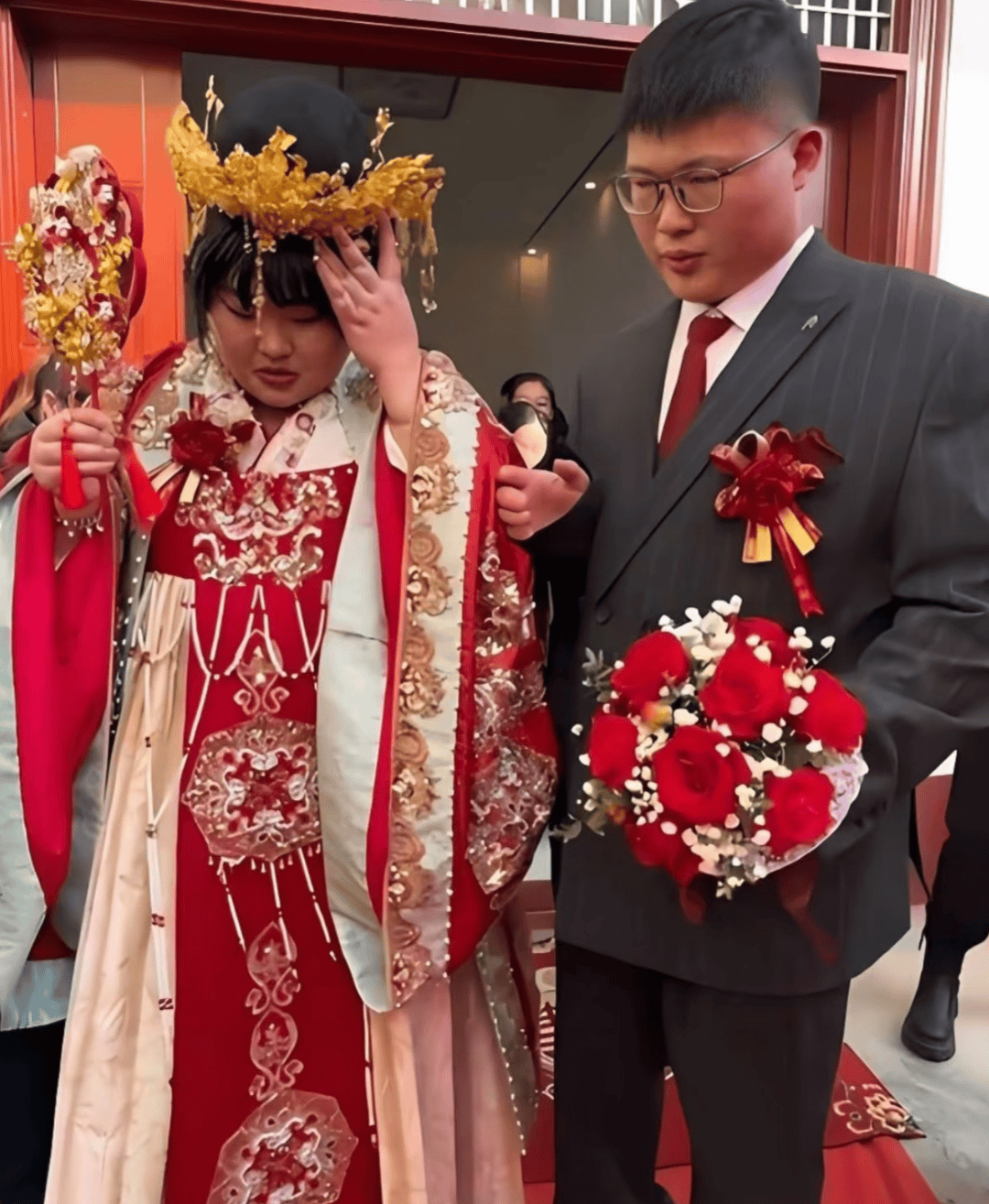 大衣哥曝女儿陪女婿送快递 直言不会接济他们