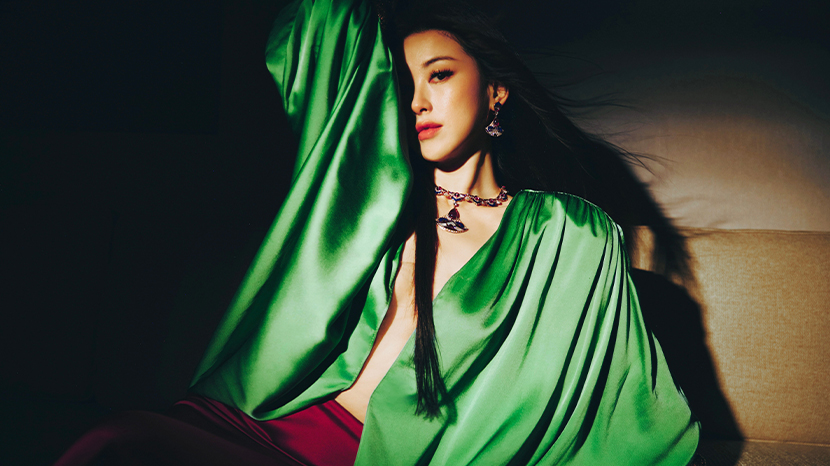 朱珠穿绿色罩衫搭红色长裙 坐在小溪边宛如神女降临
