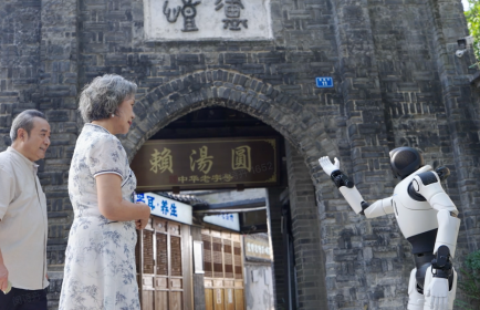 宽窄巷子来了“新同事”：智元X2三岗覆盖，文旅机器人走向常态化运营