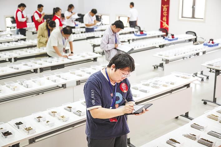 审议关于全省生物医药产业发展情况的报告  去年湖北大健康产业迈上万亿级台阶
